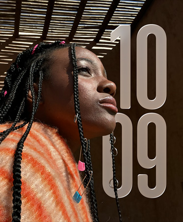 Foto de uma pessoa à esquerda, numerais das horas translúcidos organizados à direita alinhados atrás da pessoa, exibindo o mostrador Fotos.