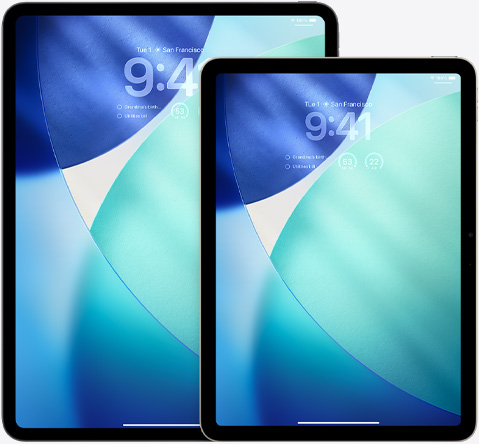 Ein iPad und ein iPad Air nebeneinander, das iPad Air ist vorne und im Hochformat und überlagert das iPad, der Sperrbildschirm zeigt die Zeit  in transluzentem Liquid Glass Effekt