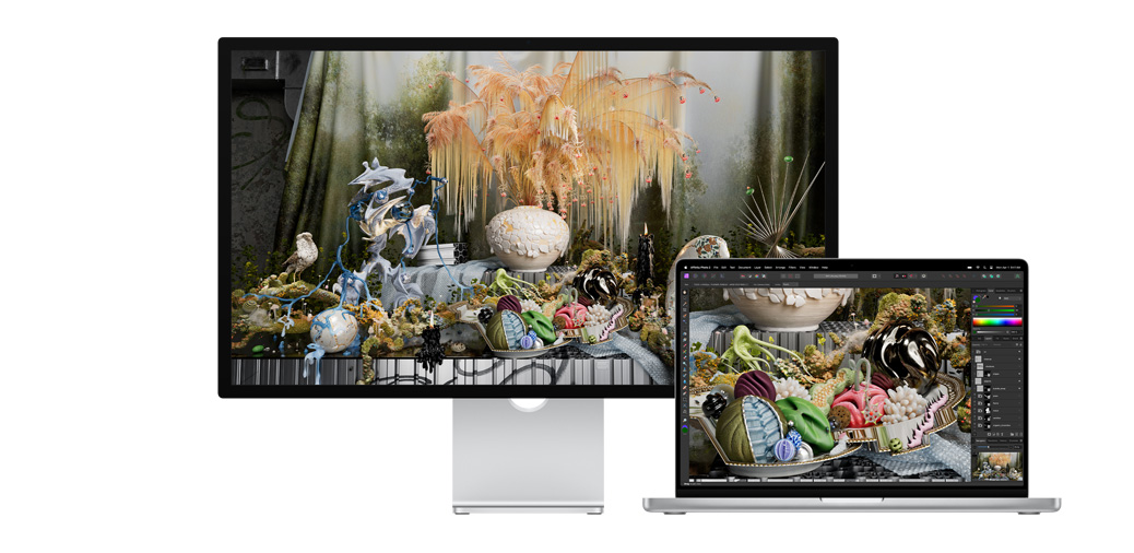 MacBook Pro 14 pouces à côté d’un Studio Display affichant un projet dans Affinity Photo.