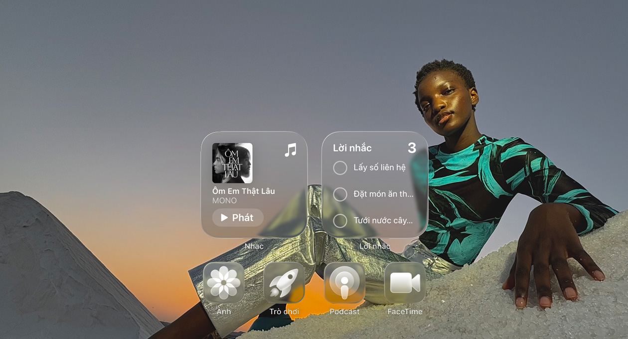 Màn hình Liquid Glass với các biểu tượng ứng dụng trong suốt, như Apple Music, Lời Nhắc, Ảnh, Games, Podcast và FaceTime phản chiếu trên hình nền